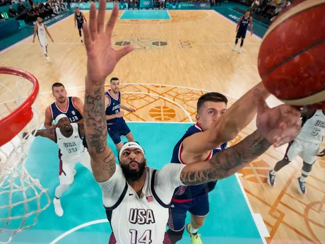 Momentka zo zápasu USA - Srbsko v semifinále basketbalového turnaja na OH 2024 v Paríži.