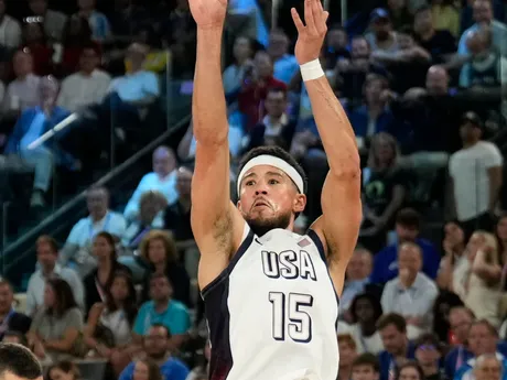 Devin Booker (USA) počas zápasu USA - Srbsko v semifinále basketbalového turnaja na OH 2024 v Paríži.