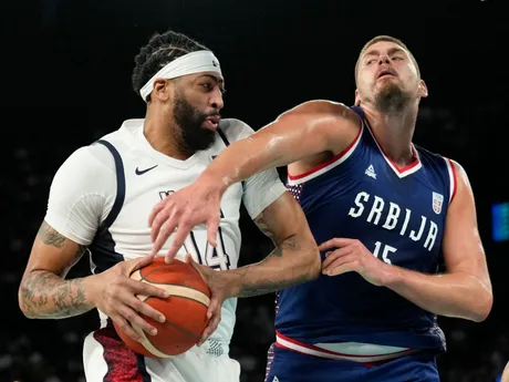 Anthony Davis (USA) a Nikola Jokič (Srbsko) počas zápasu USA - Srbsko v semifinále basketbalového turnaja na OH 2024 v Paríži.