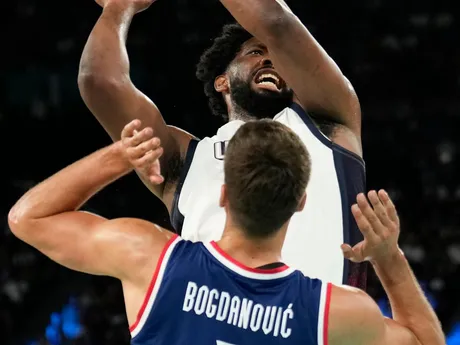 Joel Embiid (USA) a Bogdan Bogdanovič (Srbsko) počas zápasu USA - Srbsko v semifinále basketbalového turnaja na OH 2024 v Paríži.