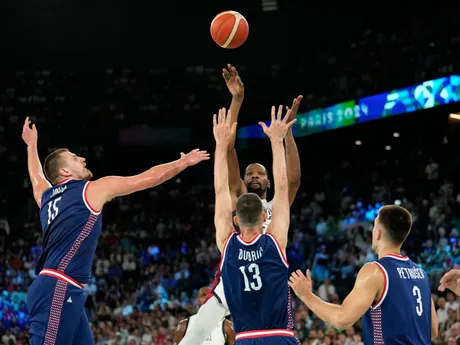 Momentka zo zápasu USA - Srbsko v semifinále basketbalového turnaja na OH 2024 v Paríži.