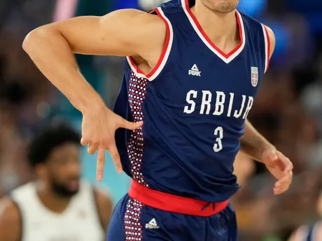 Filip Petrusev (Srbsko) počas zápasu USA - Srbsko v semifinále basketbalového turnaja na OH 2024 v Paríži.