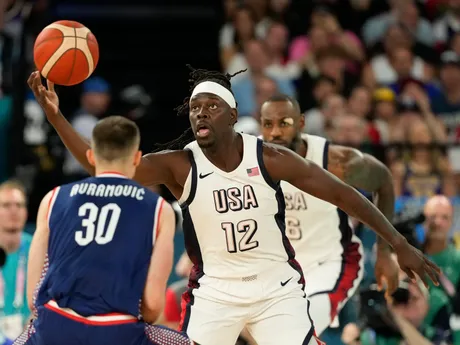 Momentka zo zápasu USA - Srbsko v semifinále basketbalového turnaja na OH 2024 v Paríži.