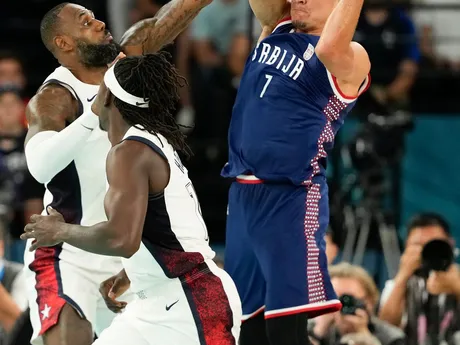 Momentka zo zápasu USA - Srbsko v semifinále basketbalového turnaja na OH 2024 v Paríži.