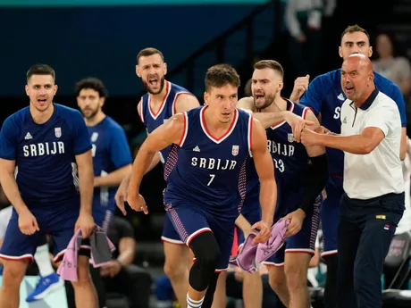 Momentka zo zápasu USA - Srbsko v semifinále basketbalového turnaja na OH 2024 v Paríži.