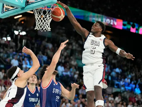 Momentka zo zápasu USA - Srbsko v semifinále basketbalového turnaja na OH 2024 v Paríži.