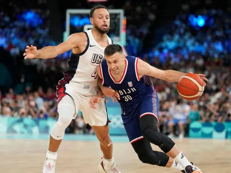 Aleksa Avramovič (Srbsko) a Stephen Curry (USA) počas zápasu USA - Srbsko v semifinále basketbalového turnaja na OH 2024 v Paríži.