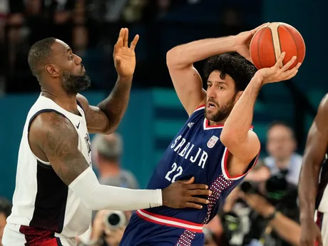 Momentka zo zápasu USA - Srbsko v semifinále basketbalového turnaja na OH 2024 v Paríži.