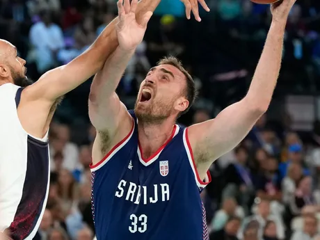 Momentka zo zápasu USA - Srbsko v semifinále basketbalového turnaja na OH 2024 v Paríži.