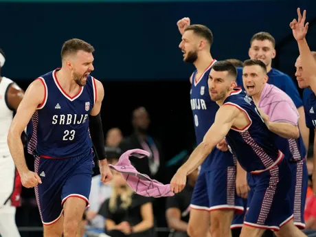 Momentka zo zápasu USA - Srbsko v semifinále basketbalového turnaja na OH 2024 v Paríži.