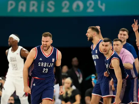 Momentka zo zápasu USA - Srbsko v semifinále basketbalového turnaja na OH 2024 v Paríži.