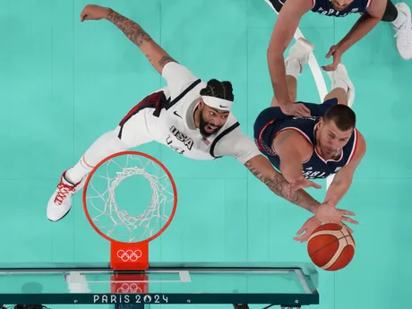 Momentka zo zápasu USA - Srbsko v semifinále basketbalového turnaja na OH 2024 v Paríži.