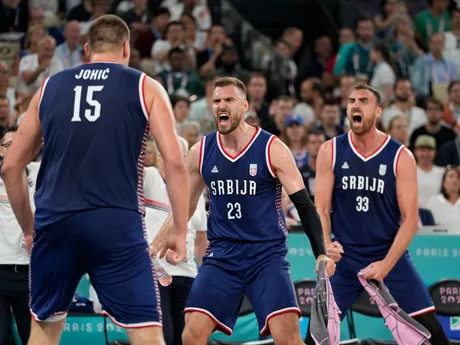 Momentka zo zápasu USA - Srbsko v semifinále basketbalového turnaja na OH 2024 v Paríži.