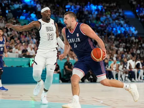 Momentka zo zápasu USA - Srbsko v semifinále basketbalového turnaja na OH 2024 v Paríži.