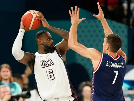 Momentka zo zápasu USA - Srbsko v semifinále basketbalového turnaja na OH 2024 v Paríži.