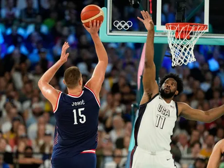 Momentka zo zápasu USA - Srbsko v semifinále basketbalového turnaja na OH 2024 v Paríži.