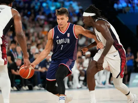 Momentka zo zápasu USA - Srbsko v semifinále basketbalového turnaja na OH 2024 v Paríži.