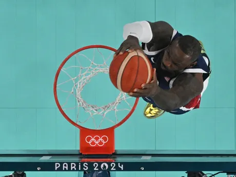 LeBron James počas basketbalového finále Francúzsko - USA na OH 2024 v Paríži.