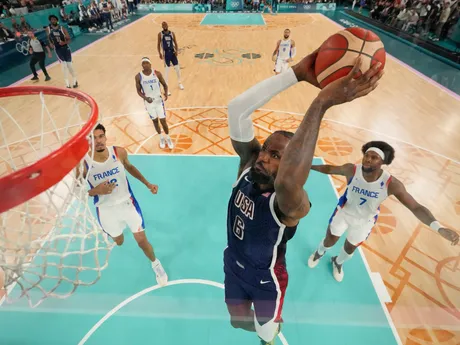 LeBron James počas basketbalového finále Francúzsko - USA na OH 2024 v Paríži.