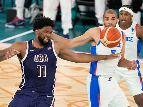 Joel Embiid (vľavo) a Nicolas Batum počas basketbalového finále Francúzsko - USA na OH 2024 v Paríži.