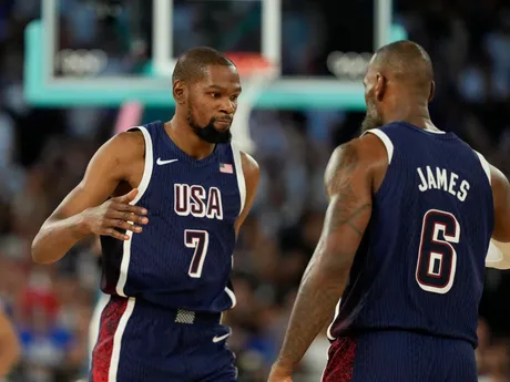 Kevin Durant (7) a LeBron James (6) počas basketbalového finále Francúzsko - USA na OH 2024 v Paríži.