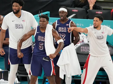 Lavička USA počas basketbalového finále Francúzsko - USA na OH 2024 v Paríži.