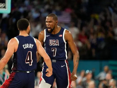 Kevin Durant (7) a Steph Curry počas basketbalového finále Francúzsko - USA na OH 2024 v Paríži.