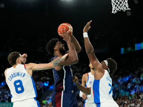 Joel Embiid (11) počas basketbalového finále Francúzsko - USA na OH 2024 v Paríži.