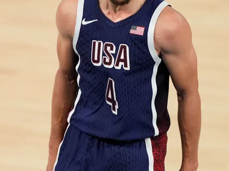 Stephen Curry oslavuje triumf v basketbalovom finále Francúzsko - USA na OH 2024 v Paríži.