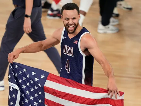 Stephen Curry oslavuje triumf v basketbalovom finále Francúzsko - USA na OH 2024 v Paríži.