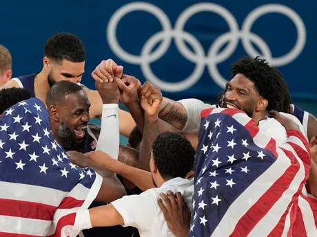 Basketbalisti USA oslavujú triumf v basketbalovom finále Francúzsko - USA na OH 2024 v Paríži.