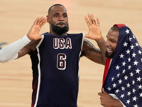 LeBron James (6) a Kevin Durant (7) oslavujú triumf v basketbalovom finále Francúzsko - USA na OH 2024 v Paríži.