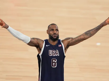 LeBron James oslavuje triumf v basketbalovom finále Francúzsko - USA na OH 2024 v Paríži.