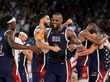 Basketbalisti USA oslavujú triumf v basketbalovom finále Francúzsko - USA na OH 2024 v Paríži.