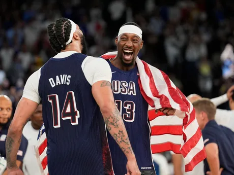 Anthony Davis (14) a Bam Adebayo (13) oslavujú triumf v basketbalovom finále Francúzsko - USA na OH 2024 v Paríži.