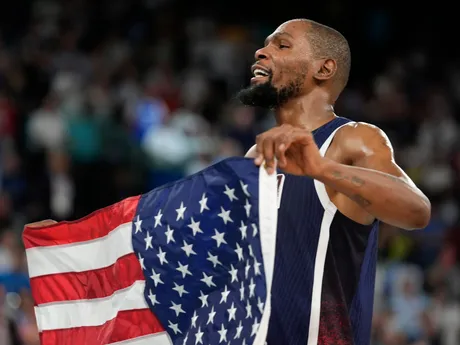 Kevin Durant oslavuje triumf v basketbalovom finále Francúzsko - USA na OH 2024 v Paríži..