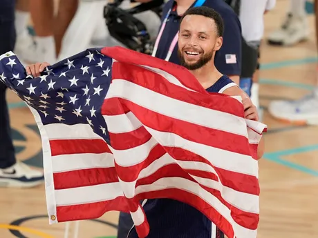 Stephen Curry oslavuje triumf v basketbalovom finále Francúzsko - USA na OH 2024 v Paríži.