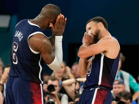 Stephen Curry (4) a LeBron James (6) oslavujú triumf v basketbalovom finále Francúzsko - USA na OH 2024 v Paríži.