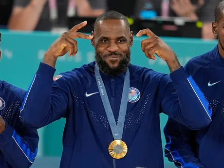 LeBron James oslavuje triumf v basketbalovom finále Francúzsko - USA na OH 2024 v Paríži.