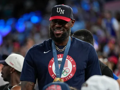 LeBron James vo finále žien Francúzsko - USA na OH 2024