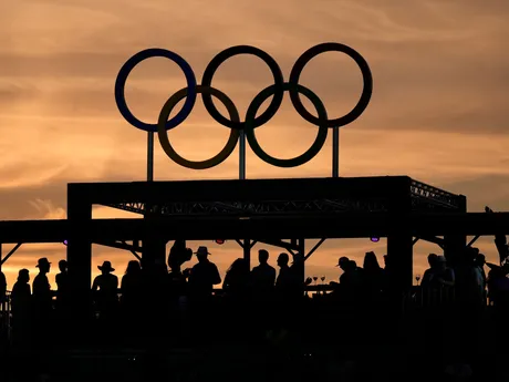 Momentka z plážového volejbalu v centre Paríža na OH 2024.