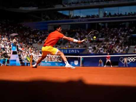 Španielsky tenista Carlos Alcaraz počas finálového zápasu na OH 2024 v Paríži.
