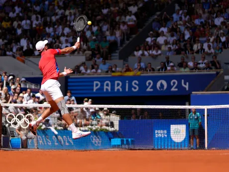 Srbský tenista Novak Djokovič počas finálového zápasu na OH 2024 v Paríži.