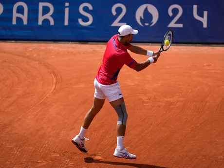 Srbský tenista Novak Djokovič počas finálového zápasu na OH 2024 v Paríži.