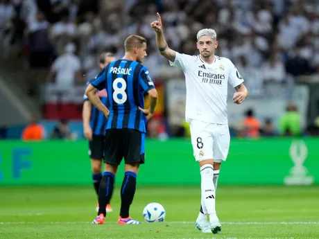 Futbalista Federico Valverde oslavuje gól v zápase Superpohára UEFA Real Madrid - Atalanta Bergamo.