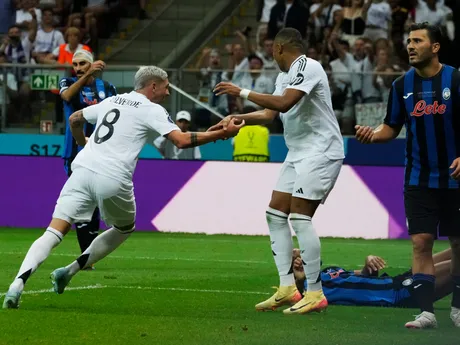 Futbalista Federico Valverde oslavuje gól v zápase Superpohára UEFA Real Madrid - Atalanta Bergamo.