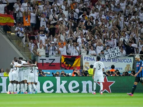 Futbalisti Realu Madrid oslavujú gól Federica Valverdeho v zápase Superpohára UEFA Real Madrid - Atalanta Bergamo.