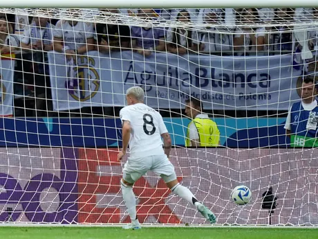 Futbalista Federico Valverde strieľa gól v zápase Superpohára UEFA Real Madrid - Atalanta Bergamo.