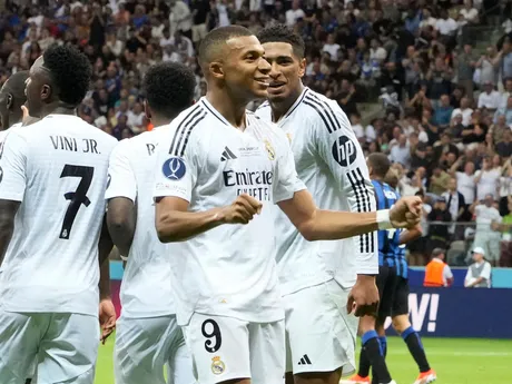 Kylian Mbappé oslavuje gól so spoluhráčmi v zápase Superpohára UEFA Real Madrid - Atalanta Bergamo.