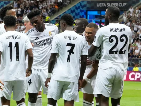 Kylian Mbappé oslavuje gól so spoluhráčmi v zápase Superpohára UEFA Real Madrid - Atalanta Bergamo.